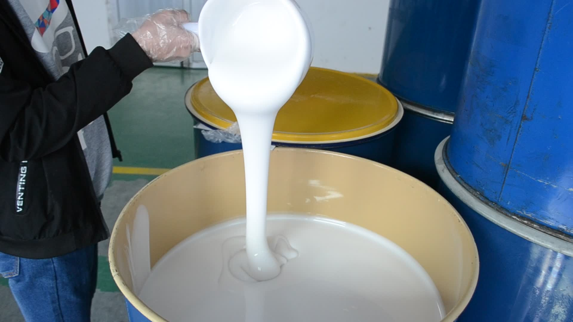 選購模具硅膠如何適應(yīng)小批量與大批量生產(chǎn)的靈活需求？